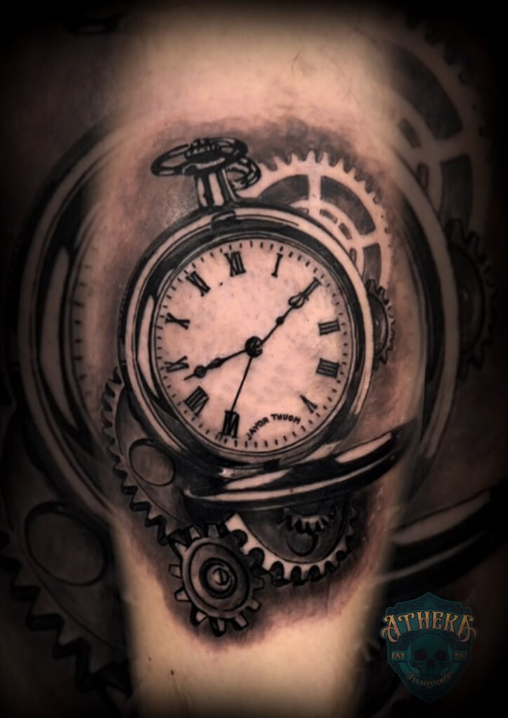 Tatouage réaliste montre à gousset Atheka Tattoo Shop Avesnelles