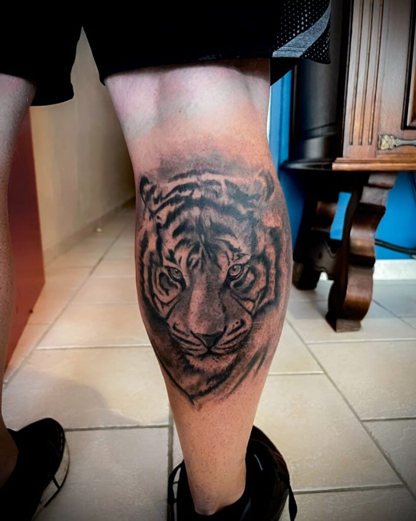 Tatouage réaliste d'un tigre par Atheka Tattoo Shop Avesnelles, tatoueur Avesnes-sur-Helpe