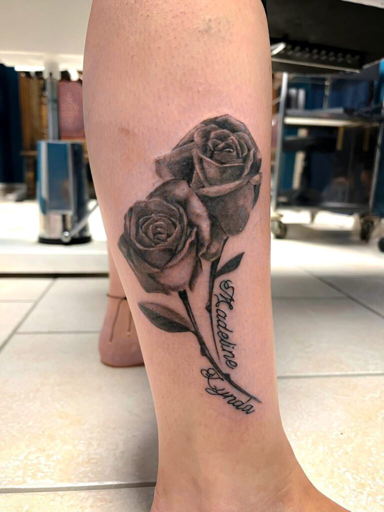 tatouage réaliste de rose par Atheka Tattoo Shop Avesnelles