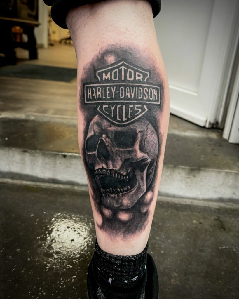 tatouage réaliste crâne motard Harley Davidson Atheka tattoo shop Avesnelles