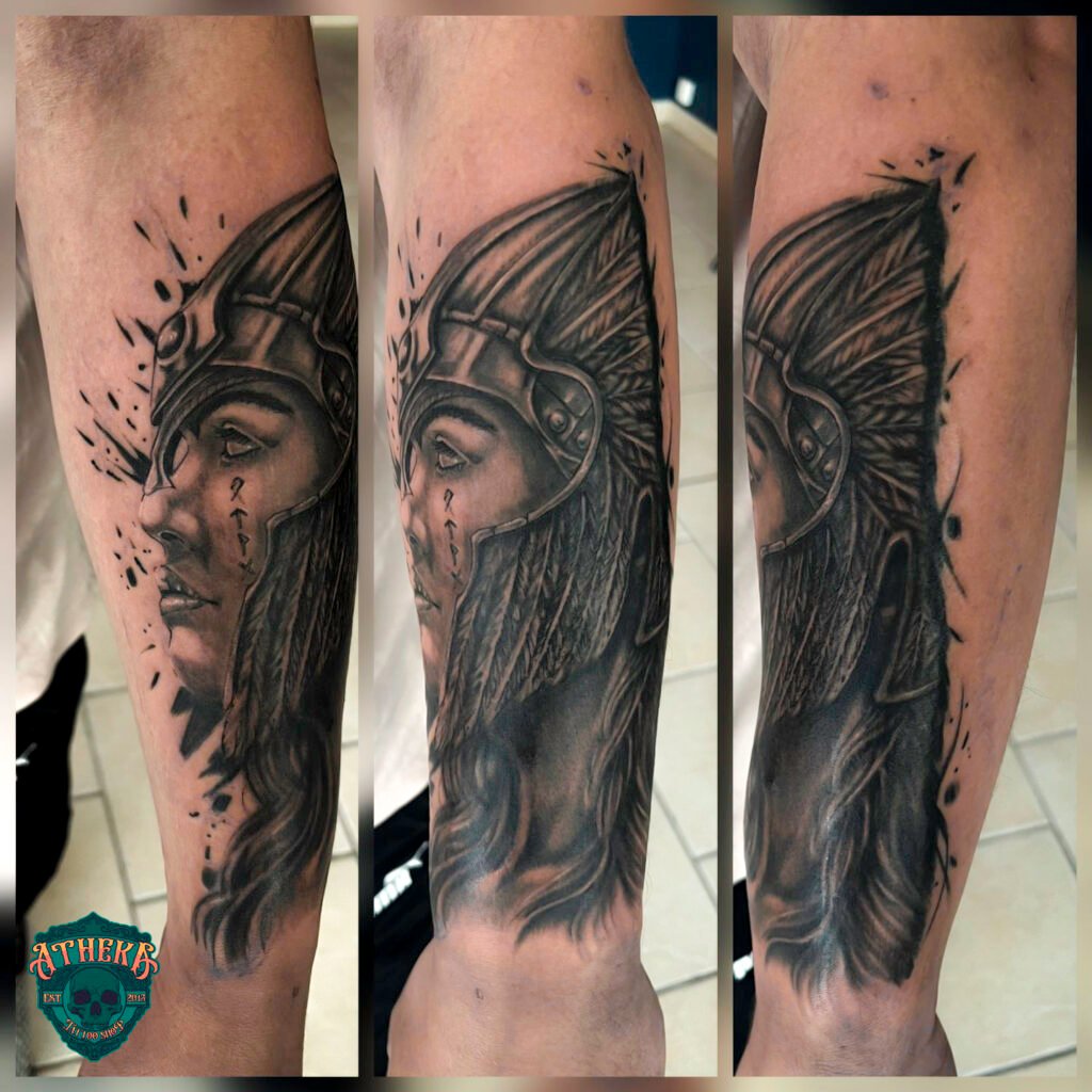 Tatouage réaliste portrait noir et gris - Atheka tattoo shop Avesnelles