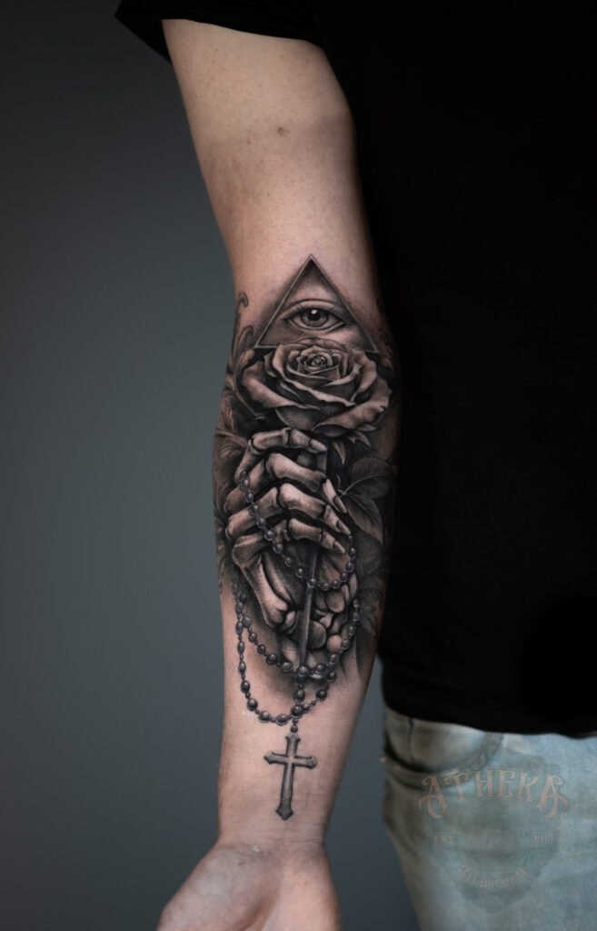 tatouage réaliste noir et gris réalisé à Atheka Tattoo Shop Avesnelles